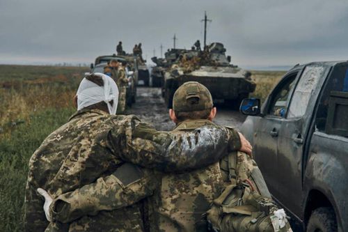 Đồng thời, xung đột trong Chính phủ Ukraine ngày càng gia tăng và cuộc chiến giữa các phe phái khác nhau ngày càng leo thang. Sự gia tăng xung đột nội bộ này, không chỉ làm suy yếu hiệu quả chiến đấu của Ukraine, mà còn khiến nước này khó đoàn kết để ứng phó với áp lực từ bên ngoài.