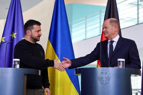 Thứ hai, Ukraine cần tăng cường hợp tác với cộng đồng quốc tế để cùng đối phó với các mối đe dọa quân sự từ Nga. Điều này bao gồm việc tăng cường liên lạc, phối hợp với các nước phương Tây và phấn đấu có thêm viện trợ về kinh tế, quân sự. Đồng thời, cũng cần thiết lập quan hệ hợp tác chặt chẽ hơn với các nước để cùng nhau duy trì hòa bình, ổn định quốc tế.