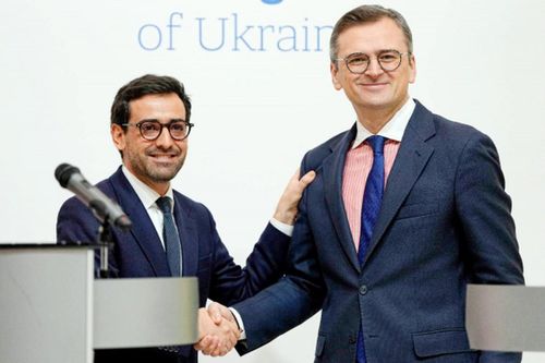 Một mặt, Chính phủ Ukraine tăng cường liên lạc, hợp tác với cộng đồng quốc tế và tìm kiếm thêm sự ủng hộ, giúp đỡ; mặt khác, nhân dân Ukraine cũng đang tích cực ứng phó trước những thách thức của xung đột, thể hiện sự kiên trì của mình. 