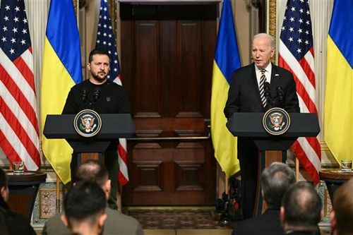 Tín hiệu tiêu cực lớn thứ hai mà Ukraine phải đối mặt, là sự ủng hộ từ cộng đồng quốc tế đang dần suy yếu. Theo báo cáo khảo sát của Trung tâm nghiên cứu Pew, khi chiến tranh tiếp diễn, ngày càng nhiều quốc gia bắt đầu lo ngại rằng, cuộc chiến ở Ukraine sẽ gây tổn hại đến lợi ích của chính họ.