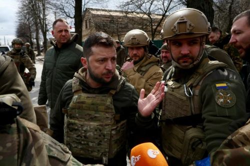 Đối mặt với ba tín hiệu bất lợi lớn này, triển vọng cuộc chiến ở Ukraine quả thực không hề lạc quan. Tuy nhiên, chính phủ và người dân Ukraine vẫn không từ bỏ hy vọng và vẫn đang nỗ lực tìm cách thoát khỏi tình trạng khó khăn.