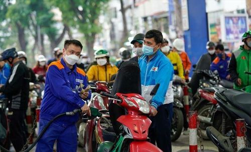 Giá xăng giảm, giá dầu tăng từ 15 giờ ngày 4/4. Ảnh: Minh An