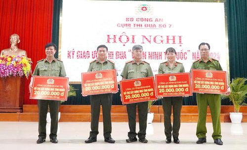 Đại diện công an các tỉnh Cụm thi đua số 7 nhận hỗ trợ xây dựng nhà tình nghĩa cho cán bộ, chiến sĩ công an có hoàn cảnh khó khăn - Ảnh: Tú Linh