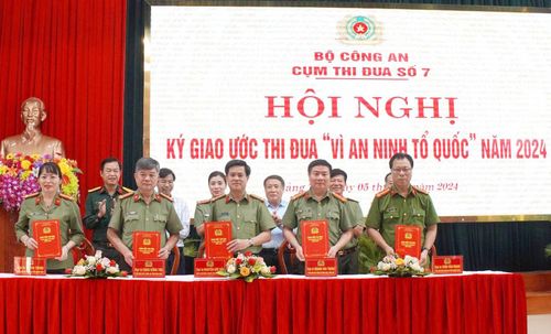 Lãnh đạo công an 5 tỉnh của Cụm thi đua số 7 ký Giao ước thi đua “Vì An ninh Tổ quốc” năm 2024 - Ảnh: Tú Linh