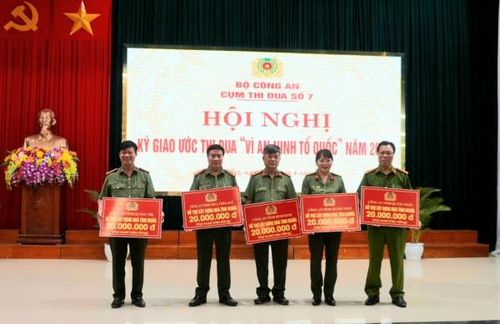 Các đơn vị đóng góp xây dựng nhà tình nghĩa cho gia đình, thân nhân cán bộ, chiến sĩ Công an Quảng Trị có hoàn cảnh kinh tế còn nhiều khó khăn. 
