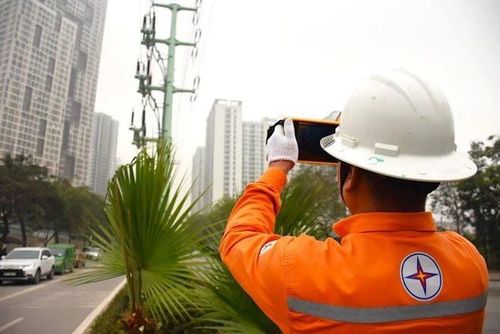 Nhân viên điện lực kiểm tra hành lang lưới điện tại quận Nam Từ Liêm, Hà Nội. Ảnh: evnhanoi.