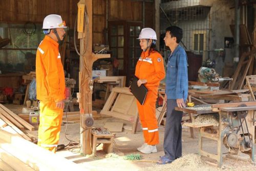 Hiện các công ty điện lực đang đẩy mạnh công tác tuyên truyền tiết kiệm điện đến các đối tượng khách hàng