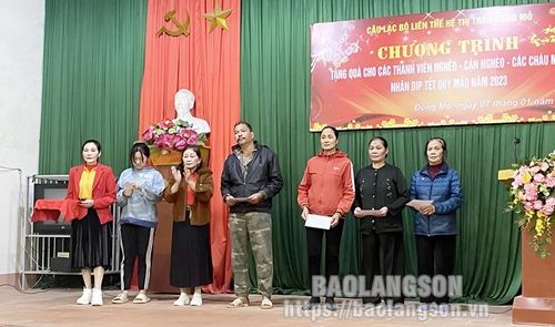 CLB Liên thế hệ tự giúp nhau thị trấn Đồng Mỏ, huyện Chi Lăng tặng quà các thành viên hoàn cảnh khó khăn trong CLB