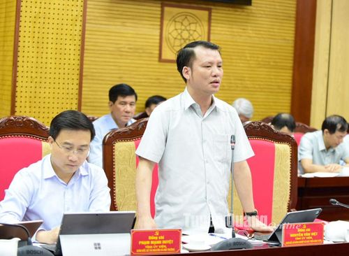 Giám đốc Sở Nông nghiệp và Phát triển nông thôn Nguyễn Văn Việt phát biểu thảo luận tại hội nghị.