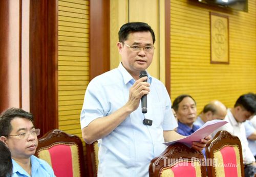 Giám đốc Ban Quản lý các công trình giao thông tỉnh Nguyễn Thiện Tuyên phát biểu thảo luận tại hội nghị.