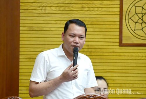 Chủ tịch UBND thành phố Tuyên Quang Trần Viết Cương phát biểu thảo luận tại hội nghị.