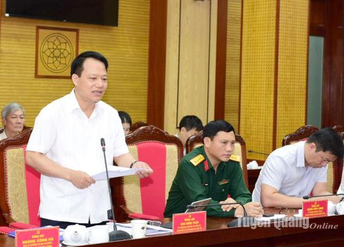 Giám đốc Sở Kế hoạch và Đầu tư Vân Đình Thảo phát biểu thảo luận tại hội nghị.