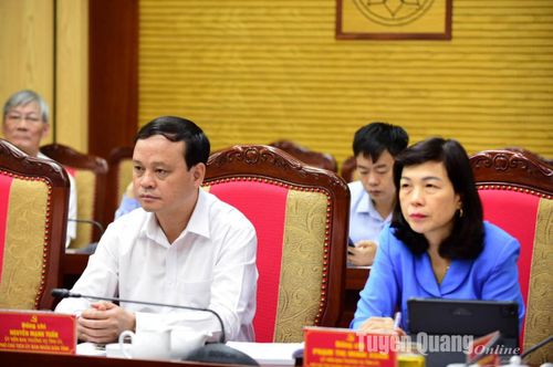 Các đồng chí trong Ban Thường vụ Tỉnh ủy dự hội nghị.