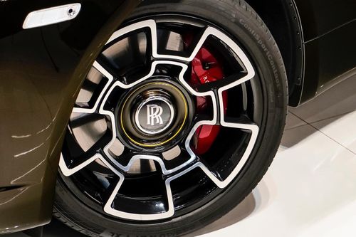  Đi kèm là bộ mâm 5 chấu kép kích thước 21 inch đặc trưng của dòng Black Badge. Logo Rolls-Royce của chi tiết này được viền vàng. 