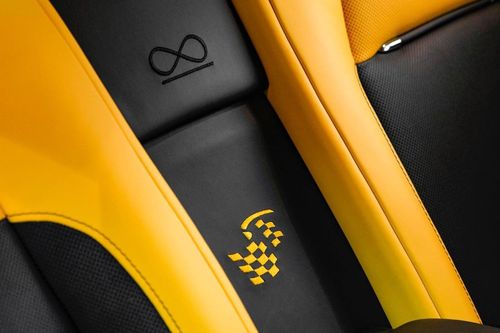  Logo Black Badge và Sportive được thêu nổi tại vị trí giữa 2 ghế sau. 