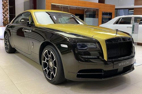  Đi kèm là hộp số 8 cấp tự động của ZF. Trên phiên bản tiêu chuẩn, Rolls-Royce Wraith có khả năng tăng tốc 0-97 km/h trong 4,4 giây và tốc độ tối đa giới hạn ở 250 km/h. 