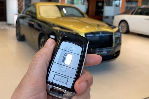 Về ngoại thất, chiếc xe Rolls-Royce Wraith Black Badge Sportive có màu đen và vàng, nhưng ảnh thực tế cho thấy, xe có màu đồng mờ khi có ánh sáng chiếu vào, còn không, nó là màu đen nâu.