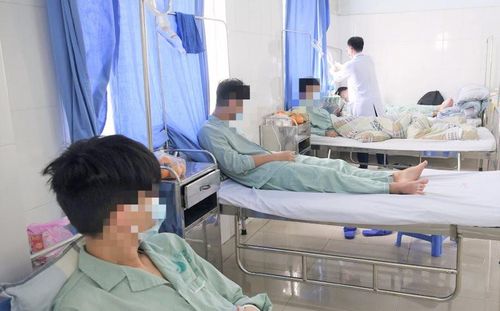 Học sinh nhập viện do ngộ độc thuốc lá điện tử. Ảnh: BV Bãi Cháy.