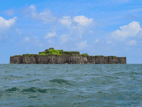 Pháo đài Murud-Janjira tuyệt vời này được xây dựng vào thế kỷ 15 trên một hòn đảo ở Biển Ảrập gần Murud, thuộc quận Raigad của bang Maharashtra, Ấn Độ.
