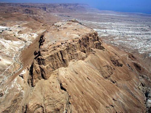 Nhà vua Herod Đại đế đã xây dựng pháo đài Masada vào khoảng năm 31 trước Công nguyên trên một cao nguyên trên sa mạc Judean, nhìn ra Biển Chết. Thời hoàng kim, nó có 2 cung điện và 1 nhà thờ, hiện thuộc Israel