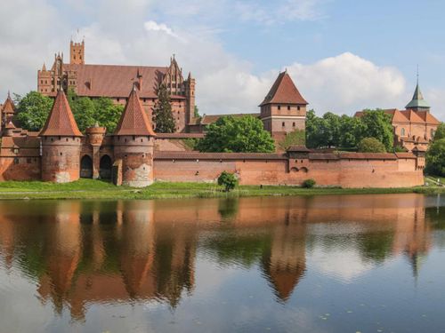 Lâu đài Malbork gây ấn tượng mạnh bởi đây là lâu đài bằng gạch lớn nhất thế giới, được xây năm 1406 trên bờ sông Nogat ở Ba Lan.