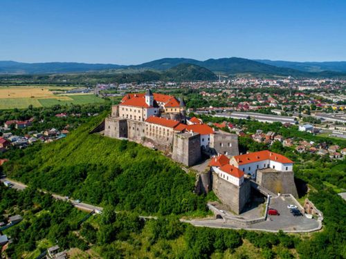 Lâu đài Mukachevo/Palanok, Ukraine được xây dựng vào thế kỷ 14, có tới hơn 130 phòng, từng đặt hơn 150 khẩu pháo. Lâu đài cũng có một số lối đi ngầm.