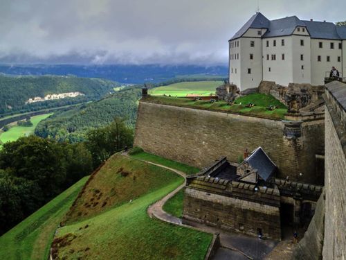 Pháo đài Saxon Bastille hay Königstein là công trình kiến trúc ấn tượng nằm gần Dresden, Đức, nhìn ra sông Elbe. Là một trong những công sự trên đỉnh đồi lớn nhất ở châu Âu, nó được sử dụng làm nhà tù trong nhiều thế kỷ.