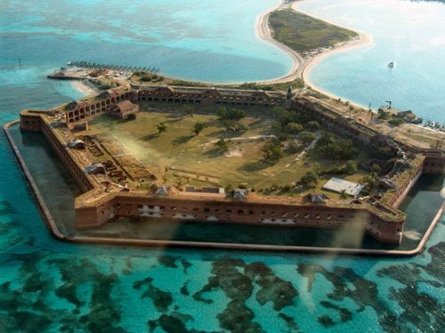 Pháo đài Jefferson, Florida Keys của Mỹ dù chưa hoàn thành nhưng vẫn là công trình xây bằng gạch lớn nhất ở châu Mỹ. Với hơn 16 triệu viên gạch, pháo đài được xây dựng vào những năm 1800 để chống cướp biển từ Vịnh Mexico