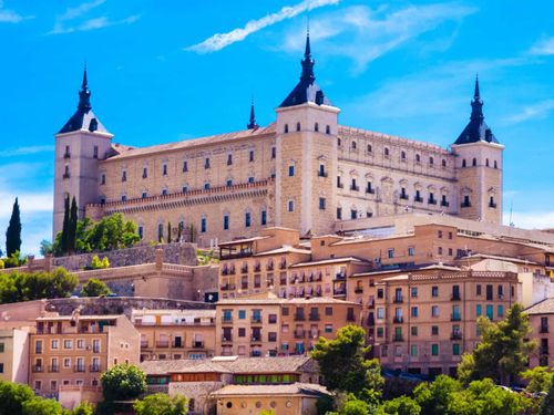 Có niên đại từ Đế chế La Mã, pháo đài Alcázar nằm trên đỉnh thành phố Toledo, Tây Ban Nha đã trải qua một số thay đổi trong suốt nhiều thế kỷ