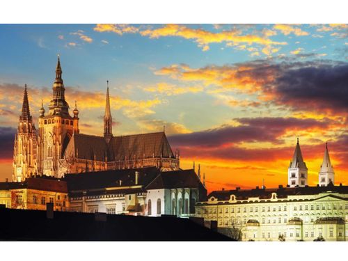 Được xây dựng vào khoảng năm 880, lâu đài Praha, Cộng hòa Czech thực chất là một quần thể các tòa nhà. Đây là quần thể lâu đài mạch lạc lớn nhất thế giới, theo Sách Kỷ lục Guinness.