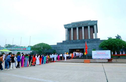 Hàng ngày, nhân dân và khách quốc tế thành kính vào Lăng viếng Bác.