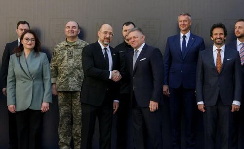 Thủ tướng Ukraine Denys Shmyhal và Thủ tướng Slovakia Robert Fico tại Michalovce, Slovakia, ngày 11/4/2024. Ảnh: Ukrainska Pravda
