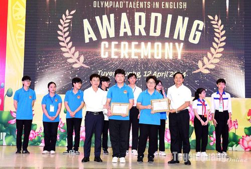 Lãnh đạo Sở Giáo dục và Đào tạo trao giải Nhất cho 2 thí sinh xuất sắc.
