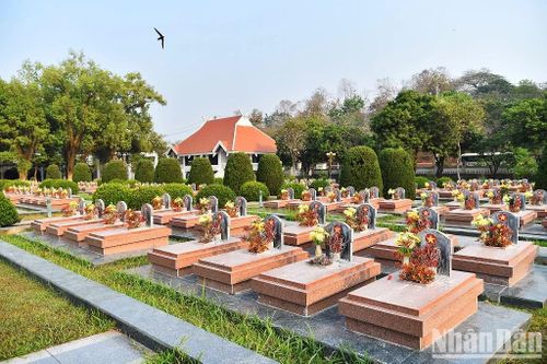 Nơi đây có 644 ngôi mộ là những cán bộ, chiến sĩ quân đội đã hy sinh anh dũng trong chiến dịch Điện Biên Phủ. Hầu hết là các ngôi mộ vô danh, chỉ có 4 ngôi mộ có tên là các Anh hùng liệt sĩ: Tô Vĩnh Diện, Phan Đình Giót, Bế Văn Đàn, Trần Can.