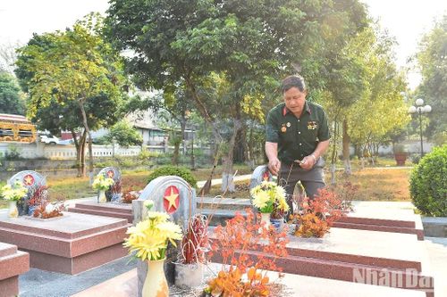 Thắp nén nhang thơm tưởng nhớ các Anh hùng, liệt sĩ đã hy sinh trên chiến trường Điện Biên Phủ, các cựu chiến binh đều bồi hồi xúc động khi được nhìn lại quá khứ, lịch sử vẻ vang mà các thế hệ cha anh đi trước đã hy sinh xương máu để mỗi chúng ta có được độc lập tự do hôm nay. Mỗi lần đến đây những người lính năm xưa lại nhớ đến Bác Hồ, nhớ đến Đại tướng Võ Nguyên Giáp, nhớ đến các Anh hùng, liệt sĩ đã hy sinh nằm lại ở chiến trường này.