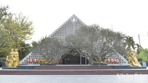 Cổng chính nghĩa trang được thiết kế theo kiểu thành cổ, bên trên có lễ đài và gác chuông. Nhà tưởng niệm Nghĩa trang được xây dựng theo cấu trúc có hình dáng chữ A, trên cùng chính giữa đài tưởng niệm là ngôi sao lớn, bên dưới là 644 ngôi sao nhỏ tượng trưng cho 644 anh linh liệt sĩ đã hy sinh đang yên nghỉ nơi đây. Hai bên là hai bức phù điêu khắc nổi; bên trái là hình tượng hai người phụ nữ dân tộc Thái, Kinh và em bé đang nâng dải lụa; bên phải là hình tượng hai người lính mặc áo trấn thủ, đội mũ tai bèo.
