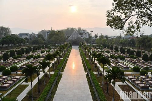 Nghĩa trang liệt sĩ A1 được xây dựng năm 1958, bên con đường Võ Nguyên Giáp thuộc phường Mường Thanh, thành phố Điện Biên Phủ. Là một trong 3 nghĩa trang cấp quốc gia của tỉnh Điện Biên, được tu bổ và nâng cấp ngày 2/9/1993 thành công trình lịch sử văn hóa - một nghĩa trang công viên có diện tích hơn 32.000m2.