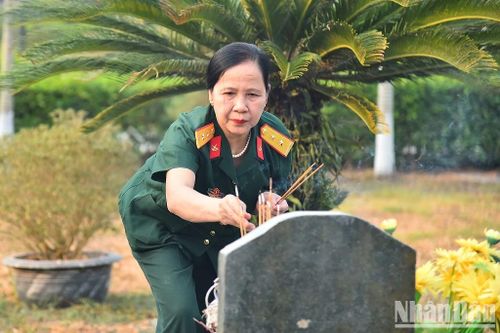  Không ít người đến với Nghĩa trang liệt sĩ A1 như đến với địa điểm du lịch tâm linh. "Ở nơi đây, mỗi lần tôi đặt chân đến, thắp một nén nhang cho vong linh các Anh hùng, liệt sĩ đều thấy lòng mình dội lên những cảm xúc khó tả. Cha ông ta đã làm nên chiến thắng Điện Biên Phủ. Chúng tôi luôn căn dặn thế hệ con cháu mình phải sống sao cho xứng đáng với sự hy sinh cao cả ấy", một cựu chiến binh tỉnh Thanh Hóa đến thắp hương ở nghĩa trang thổ lộ.