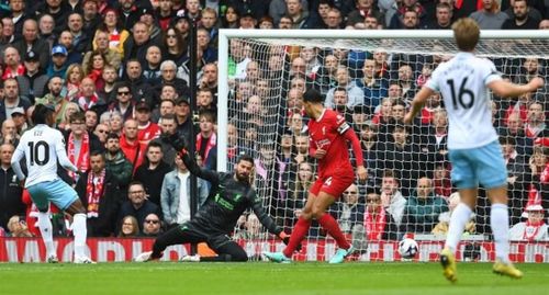 Eberechi Eze ghi bàn cho Crystal Palace ở phút thứ 14.
