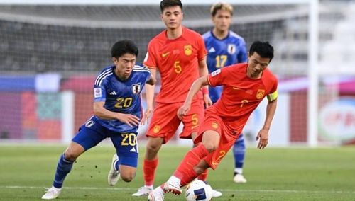 U23 Nhật Bản (xanh) chiến thắng dù chơi phần lớn thời gian chỉ với 10 người trước U23 Trung Quốc