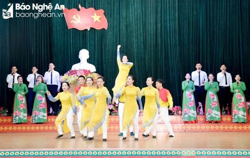 Tiết mục "Thênh thang đường mới". Ảnh: Công Khang