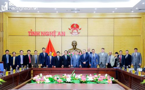 Lãnh đạo UBND tỉnh Nghệ An chụp ảnh lưu niệm cùng đoàn chính quyền tỉnh Ulyanovsk và Đại sứ Đặc mệnh toàn quyền Liên bang Nga tại Việt Nam. Ảnh: Phạm Bằng