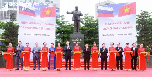 Lãnh đạo tỉnh Nghệ An, tỉnh Ulyanovsk và Đại sứ Đặc mệnh toàn quyền Liên bang Nga tại Việt Nam đã thực hiện nghi thức cắt băng khánh thành tượng V.I.Lê-nin. Ảnh: Thành Duy