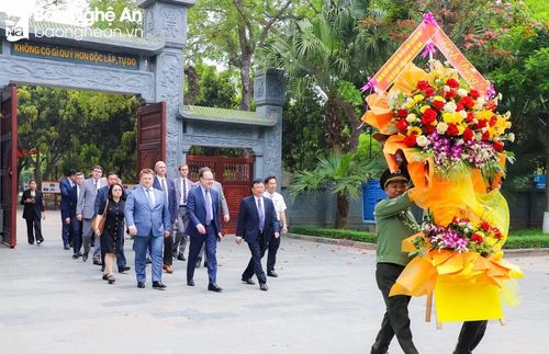 Đoàn đại biểu Đại sứ quán Liên bang Nga tại Việt Nam và chính quyền tỉnh Ulyanovsk về Khu Di tích Quốc gia đặc biệt Kim Liên dâng hoa, dâng hương tưởng niệm Chủ tịch Hồ Chí Minh. Ảnh: Phạm Bằng