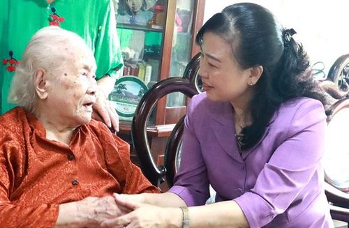 Bộ trưởng Y tế Đào Hồng Lan ân cần thăm hỏi và kính chúc sức khỏe bà Doãn Ngọc Trâm nhân Kỷ niệm 76 năm Ngày Thương binh, Liệt sĩ (27/7/1947-27/7/2023). Ảnh: Trần Minh