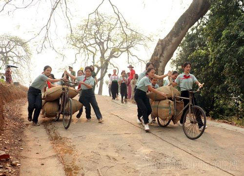Các em học sinh tham tham gia trải nghiệm đẩy xe đạp thồ tại di tích Đồi A1.