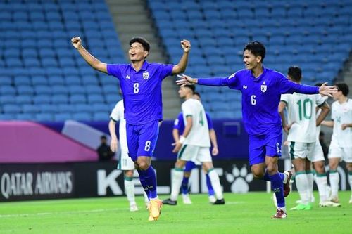 Thái Lan (áo xanh) thắng ấn tượng Iraq 2-0 ngày ra quân giải U23 châu Á
