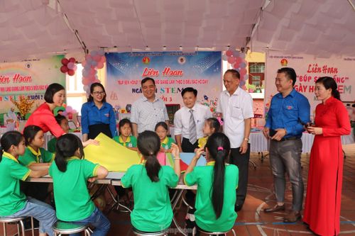 Đại biểu và các em thiếu nhi hào hứng tham gia liên hoan