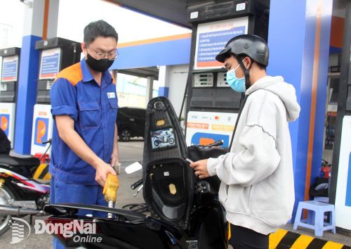 Giá xăng tăng trong kỳ điều chỉnh giá bán lẻ ngày 17-4. Ảnh: Hải Hà