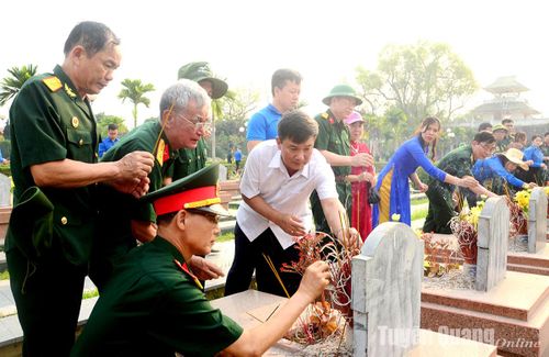 Cán bộ, hội viên cựu chiến binh, đoàn viên thanh niên thắp hương viếng các phần mộ liệt sĩ tại Nghĩa trang liệt sĩ A1.